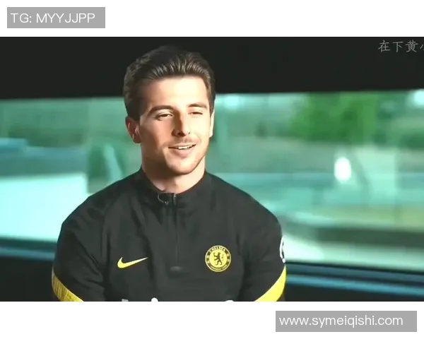 在绿茵场上绽放的爱情：足球明星与他的甜蜜追随者的浪漫故事